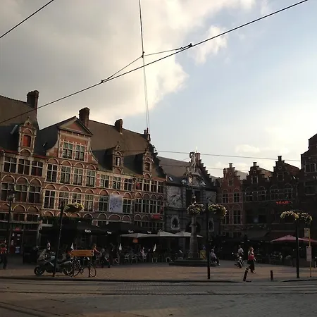 לינה וארוחת בוקר Tempelhof 4*